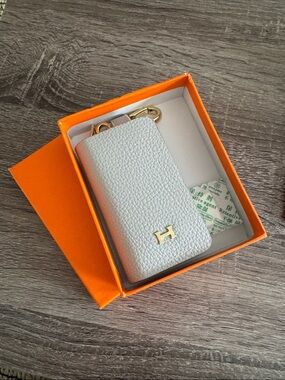 Pebbled Leather Key Pouch with Gold H Hardware - Light Gray